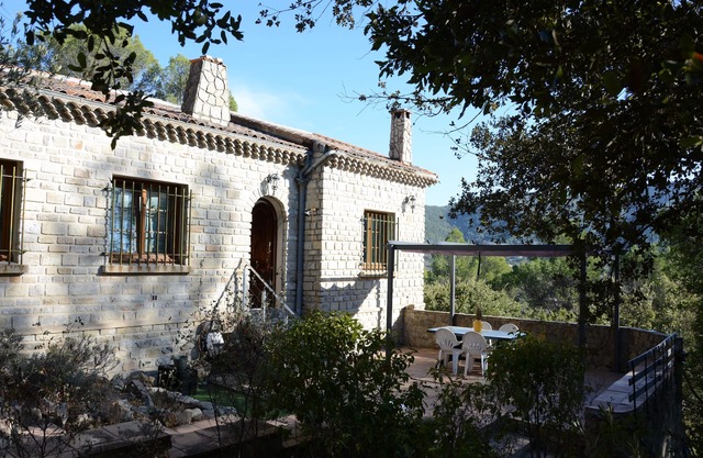 Charmante villa en pierre, 6 personnes, piscine privée, propre, 16000m².