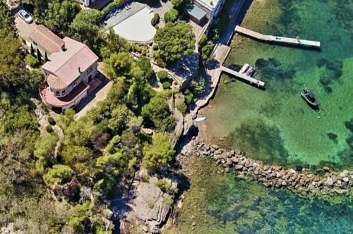 Charmante Villa Provençale pieds dans l'eau avec piscine et plage privée