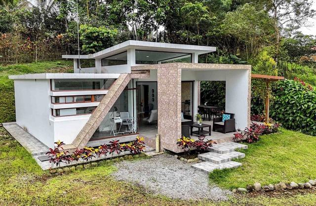 Charming 2-bedroom villa in superb Pedro Vicente Maldonado with WiFi