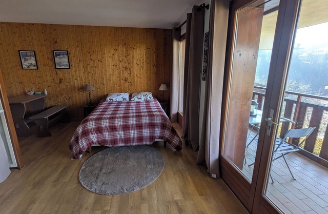 Charming studio in the heart of the village: spacious, quiet and with a view