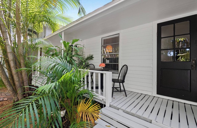 Charming 1-bedroom cottage in a Tropical Setting in West Palm Beach n