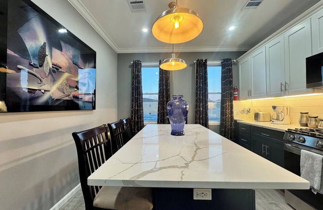Charming 1-bedroom apartment with WiFi, AC, Laundry & easy commute to NYC!