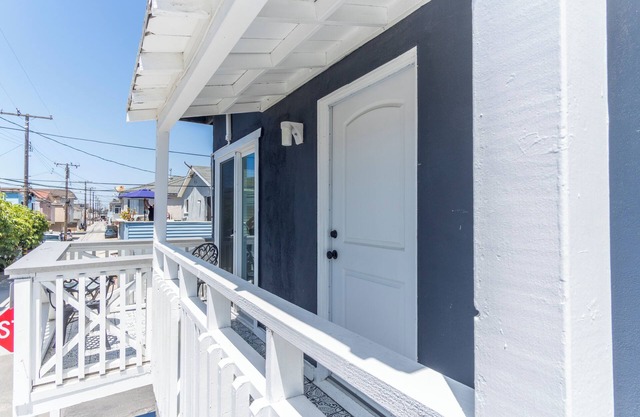 Charming 1-bedroom apartment with WiFi, AC in fabulous Seal Beach