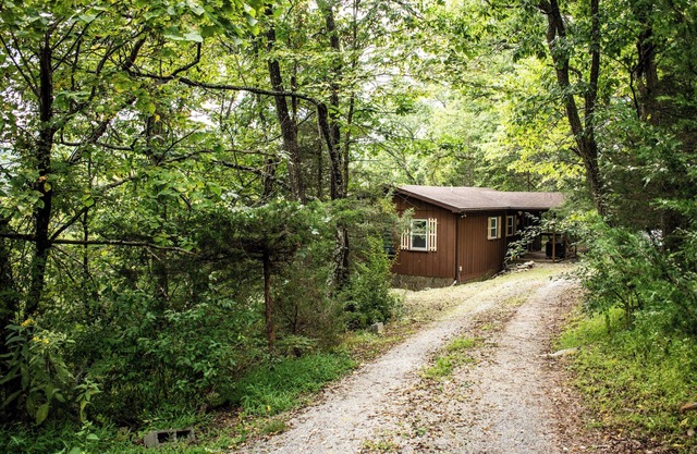 Charming 1-bedroom cabin in enchanting Lost City with Wifi and AMAZING PORCH