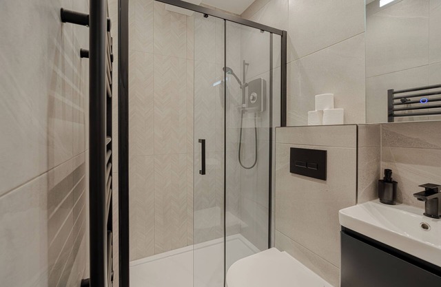 Charming 1-bedroom condo in lovely Enfield with WiFi