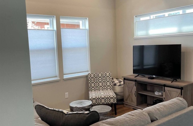 Charming 1-bedroom cottage in welcoming Ashland with AC