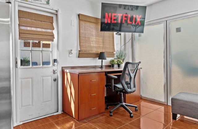 Charming 1-bedroom house in delightful Inglewood with AC