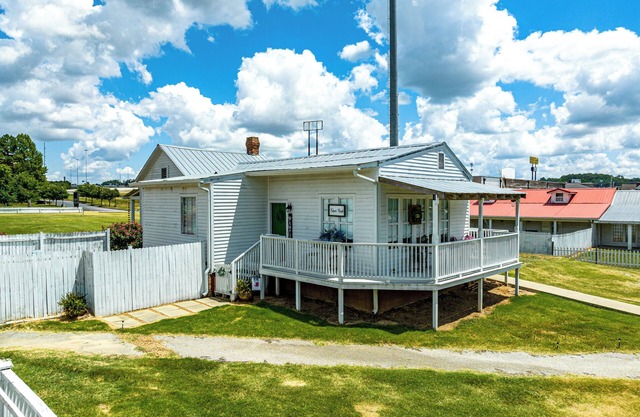 Charming 1-bedroom Pearl Cottage with WiFi in the historic Casey Jones Village