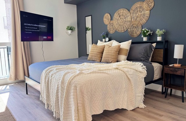 Charming 1-bedroom apartment in fabulous Los Angeles with AC, fitness room