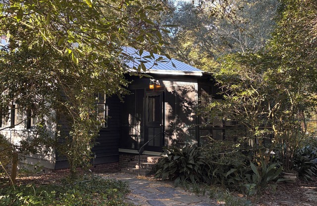 Charming 1-bedroom Summerville cottage in town