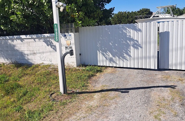 Charming 1-bedroom resort with WiFi, AC and kitchen in The Acreage of Westlake