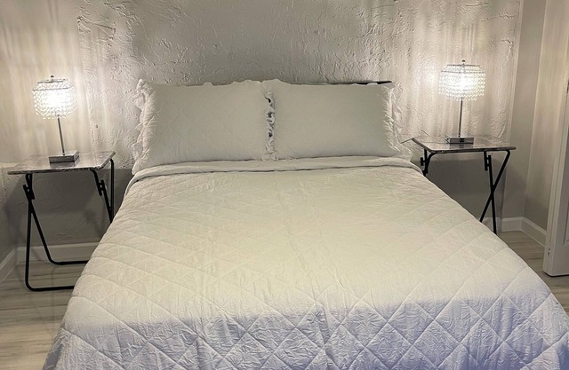 Charming 1-bedroom with private entrance Tamarac.