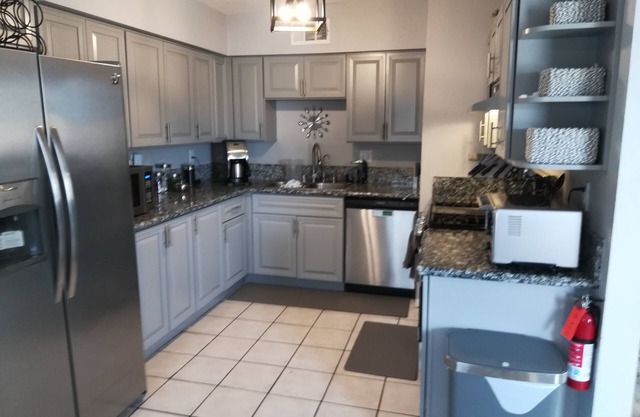 Charming 1 story home with pool, 1 1/2 miles from Strip!