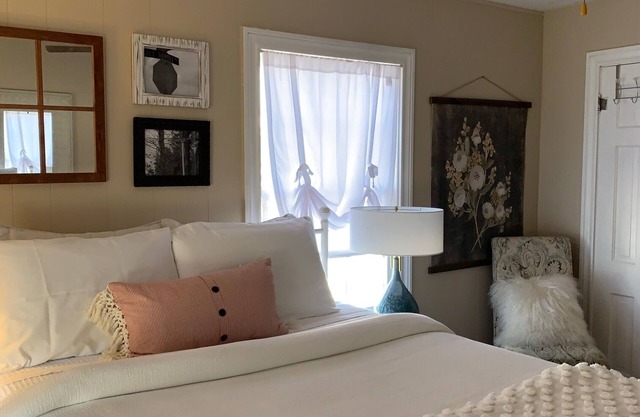 Charming 1940's 2-bedroom Home in the beautiful Hill Country of Junction, Texas!