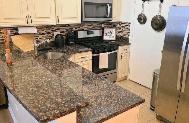 Charming 1BR, Chicago Northside in fabulous Chicago with AC.