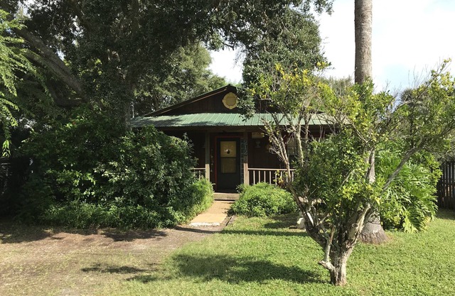 CHARMING 2/2 COTTAGE JUST A SHORT WALK TO THE BEACH/PET FRIENDLY/WIFI