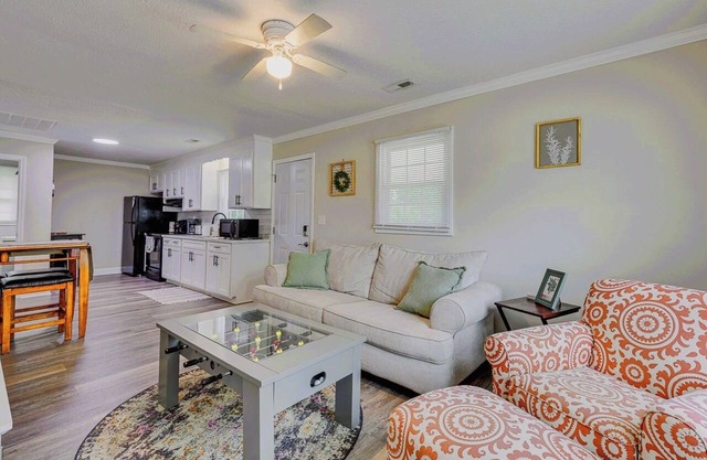 Charming 2-Bd 1-Ba home in Easley near GVL & Clemson w/WiFi, self check-in & AC