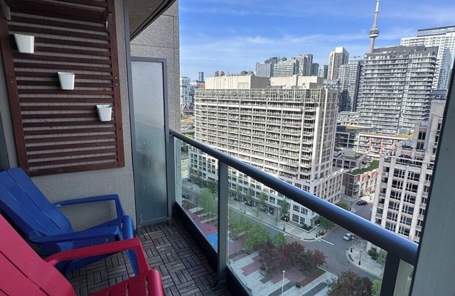Charming 2 Bed/2 Bath condo + office. Close to everything in Downtownn