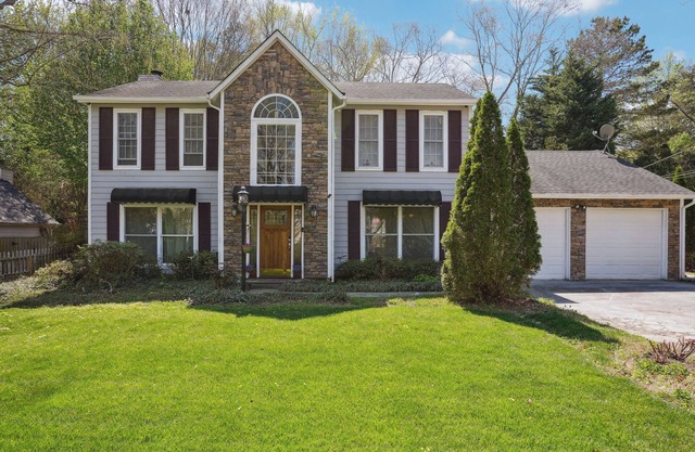 Charming 2-bed/2.5-bath House in delightful Stone Mountain with Private Yard
