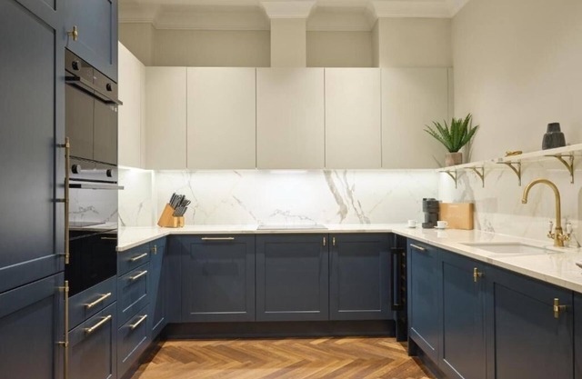 Charming 2-Bed Apartment w/Weekly Housekeeping & Fully Equipped Kitchen