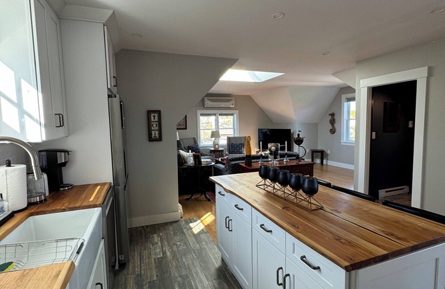 Charming 2-bed apartment with AC, WiFi in tranquil Cohasset, close to beaches