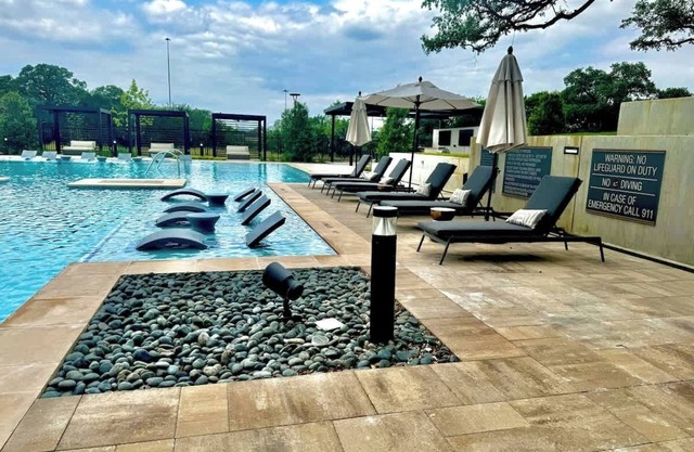 Charming 2-Bed Apt w-Huge Pool & Gym