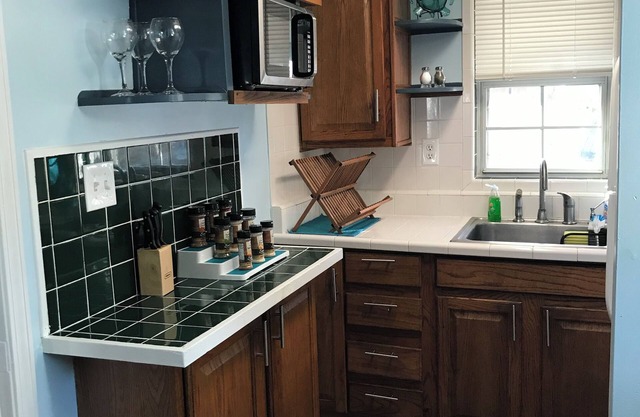 Charming 2-bedroom bungalow in delightful Corpus Christi with WiFi