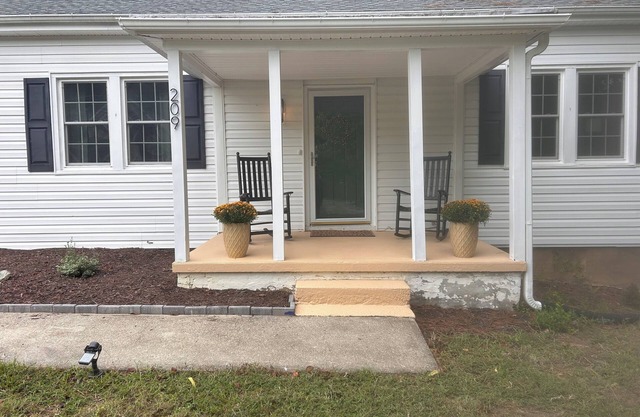 Charming 2-bedroom house in Bowling Green with AC