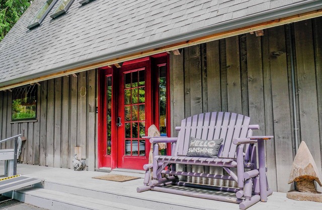 Charming 2-bedroom A-Frame log cabin house with WiFi, AC in Kelso