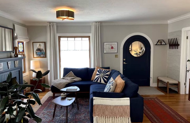 Charming 2 bedroom bungalow walkable to downtown