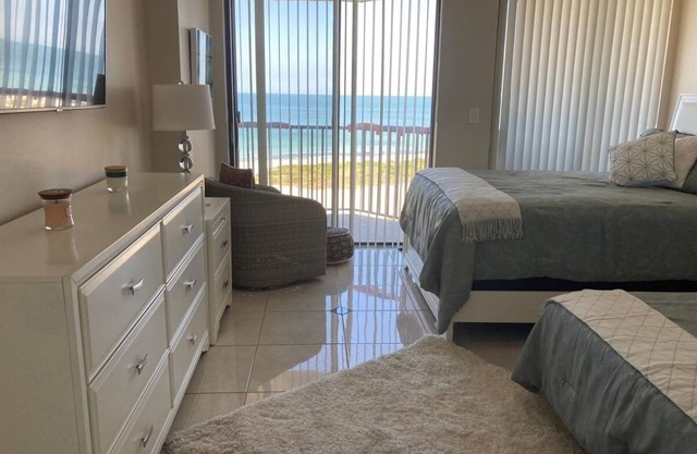 Charming 2-bedroom condo with Ocean View, AC, WiFi in gorgeous Clearwater