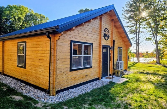 Charming 2-bedroom cabin with Water Views on Thayer Lake