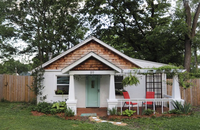 Charming 2-bedroom cottage 10 min to downtown - King bed - Fireplace