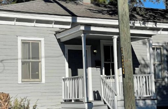 Charming 2-bedroom cottage in lovely Savannah with WiFi, AC