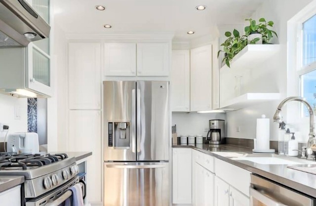 Charming 2 Bedroom Home - 5 min from beach!
