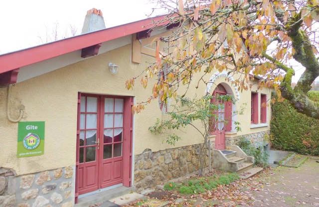 Charming 2-Bedroom House near Medieval Village with Garden, Close to Tronçais Forest