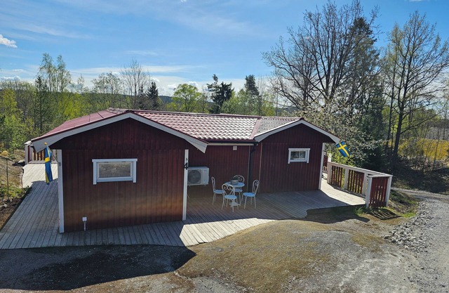 Charming 2-bedroom house with 6 beds , free WiFi near Vättern in Åmmeberg