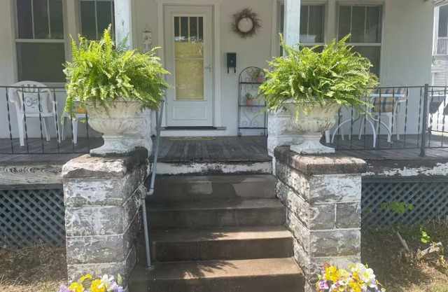 Charming 2-bedroom house with WiFi, AC in Quincy. Close to all amenities
