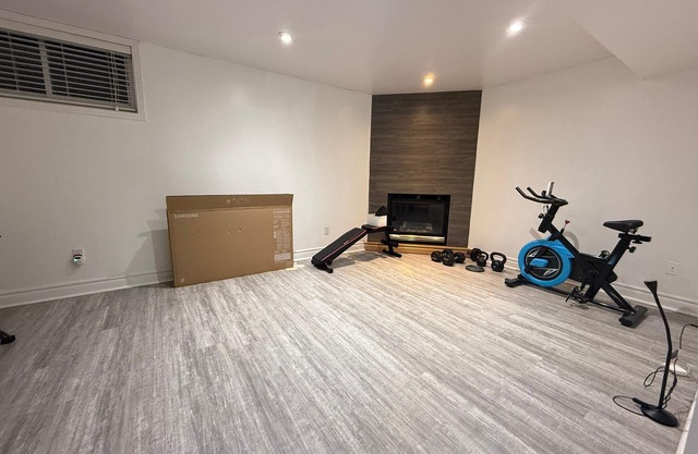 Charming 2-bedroom law-suite half basement Free WIFI and Parking