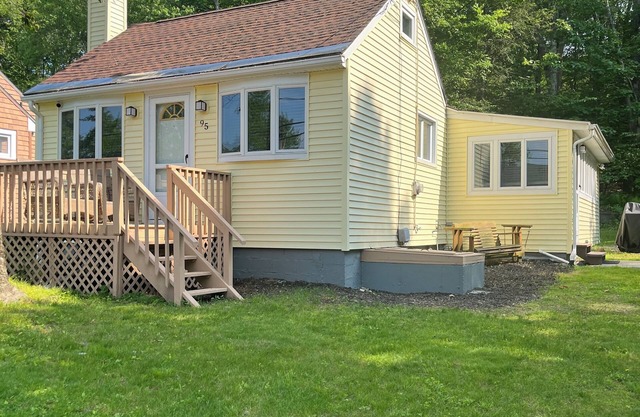 Charming 2-bedroom Lake Front Cottage with WiFi, AC in welcoming Harwinton
