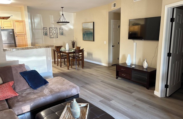 Charming 2-bedroom Resort style condo with AC, pool, fitness room in Oro Valley