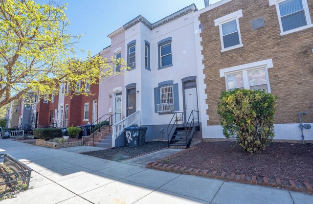 Charming 2-bedroom rowhome with WiFi, AC in Downtown Washington