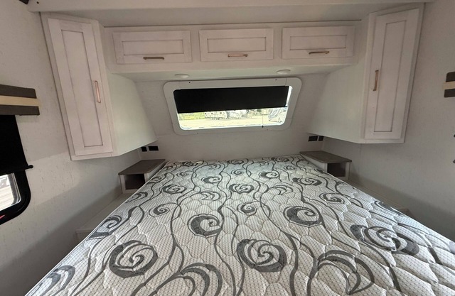 Charming 2-bedroom RV in lovely Round Top with AC sleeps 8