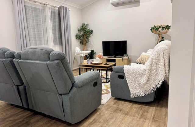 Charming 2-bedroom spacious family cottage with AC, Wi-Fi in soothing Thornlie