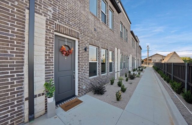 Charming 2-bedroom townhome Near AT&T Stadium in Arlington