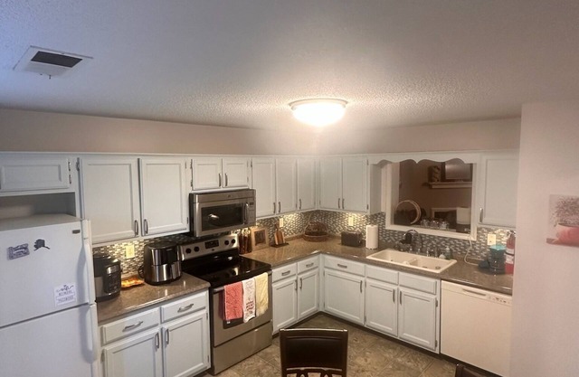 Charming 2-bedroom townhome with AC and WiFi in serene Southaven