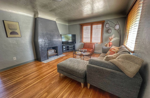 Charming 2-bedroom house in fabulous Nob Hill Albuquerque with WiFi, AC