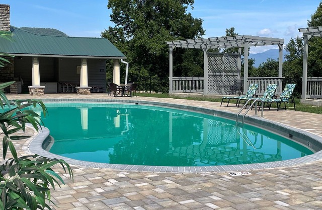 Charming 2-bedroom cabin in Bryson City with access to pool and horse stables