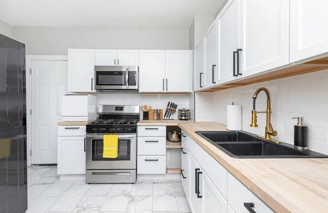 Charming 2-bedroom townhome with WiFi, AC in tranquil Indianapolis