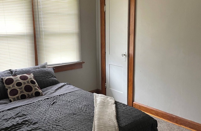 Charming 2-bedroom house in busy downtown Indianapolis with WiFi, AC.